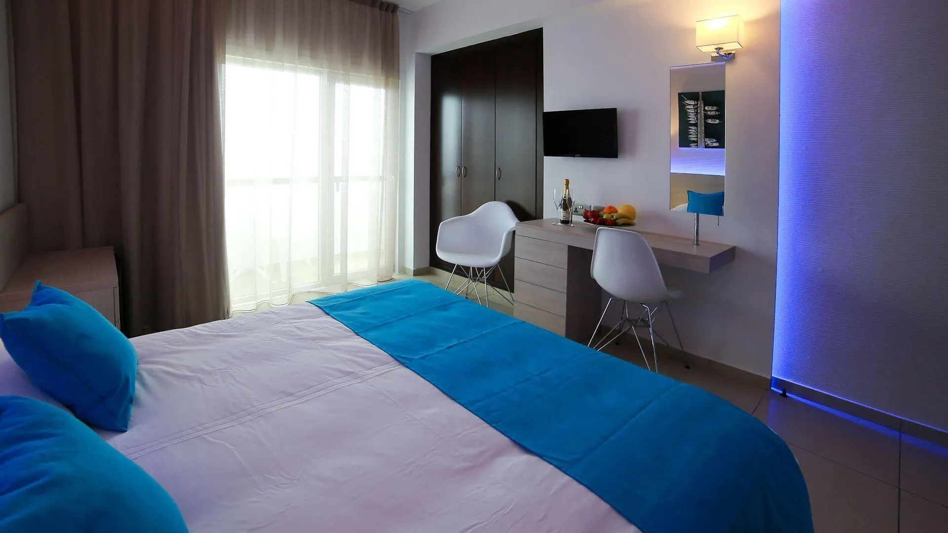 Les Palmiers Beach Boutique Hotel & Luxury Apartments Larnaca 2*,